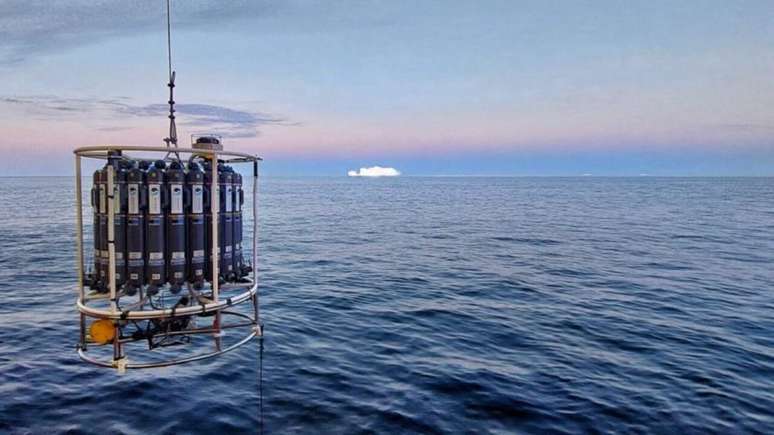 O Estreito da Dinamarca est&aacute; localizado entre a costa nordeste da Groenl&acirc;ndia e a noroeste da Isl&acirc;ndia, funcionando como uma passagem crucial para as &aacute;guas do Oceano &Aacute;rtico e do Atl&acirc;ntico Norte &ndash; Universidade de Barcelona