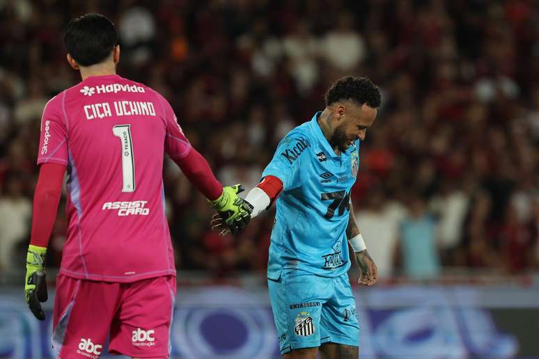 Neymar reclamou bastante durante a partida contra o Flamengo e ligou para o treinador Vojvoda, segundo o GE. 