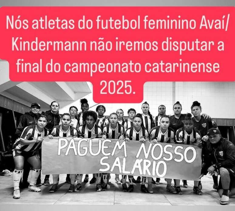 Faixa das jogadoras do Avaí Kindermann denunciando a situação do clube.