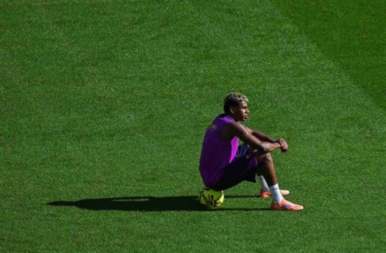 Lamine Yamal em disputa de bola com jogadores do Celta de Vigo –