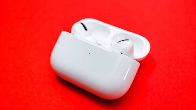 Os fones de ouvido que oferecem tradu&ccedil;&atilde;o em tempo real utilizam uma combina&ccedil;&atilde;o de tecnologias de ponta, como intelig&ecirc;ncia artificial, conectividade com smartphones e acesso a bancos de dados lingu&iacute;sticos &ndash; depositphotos.com / ifeelstock