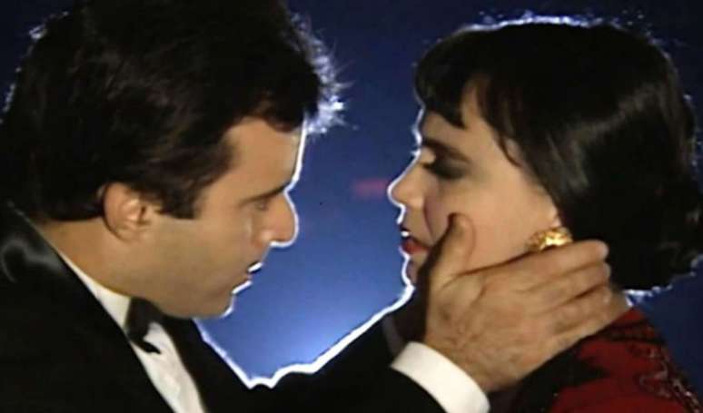 O que acontece com Maria do Carmo na novela 'Rainha da Sucata'? Mocinha de Regina Duarte casa com Edu (Tony Ramos), mas sofre e acaba na prisão.