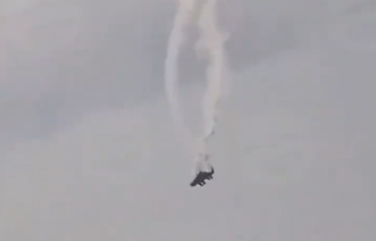 O avi&atilde;o caiu em espiral, deixando um rastro de fuma&ccedil;a branca no ar antes de atingir o solo e explodir