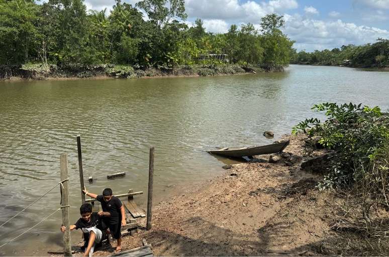 Crian&ccedil;as gostam de ir &agrave; beira de rio, mas nunca mais puderam entrar em suas &aacute;guas