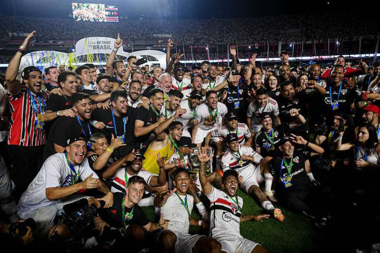 Juan comemora t&iacute;tulo da Copa do Brasil com outros jogadores do S&atilde;o Paulo