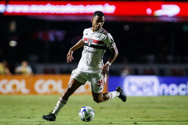 Juan vestindo a camisa do S&atilde;o Paulo contra o Flamengo