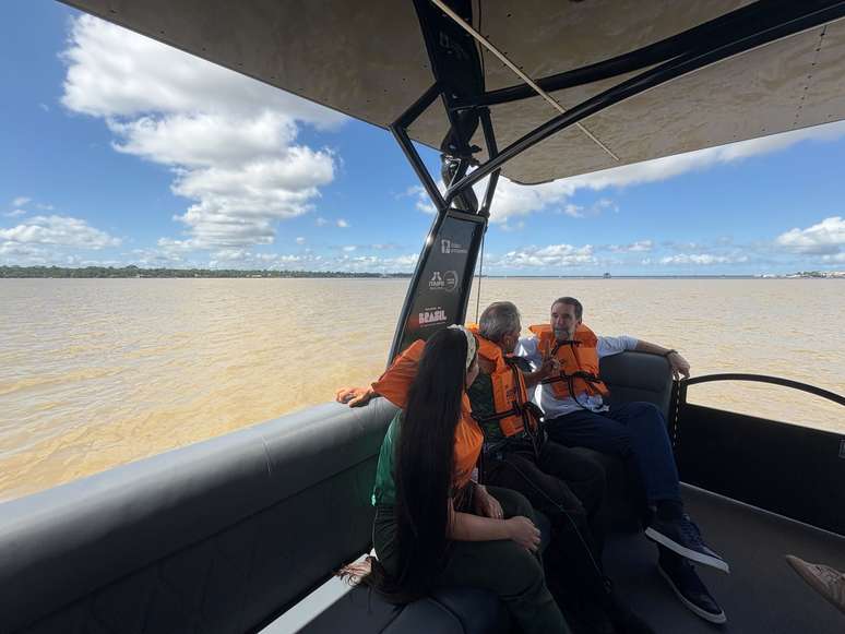 Jonas and Enio Verri (Brazilian general director of Itaipu Binacional) and Deborah Baia (President and picker of Concaves)