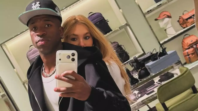 Vini Jr. e Virginia posam lado a lado