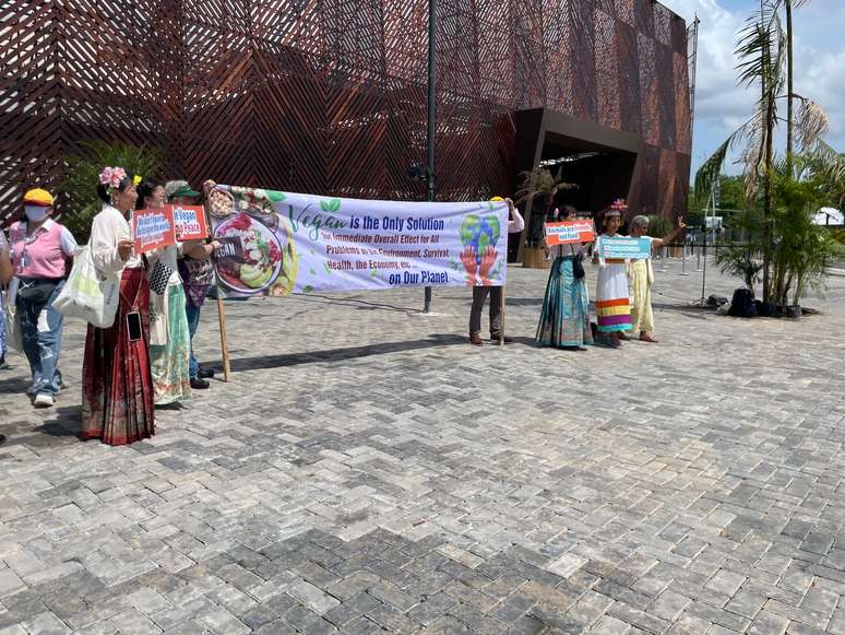 Manifestantes pelo veganismo erguem faixa na entrada da COP30