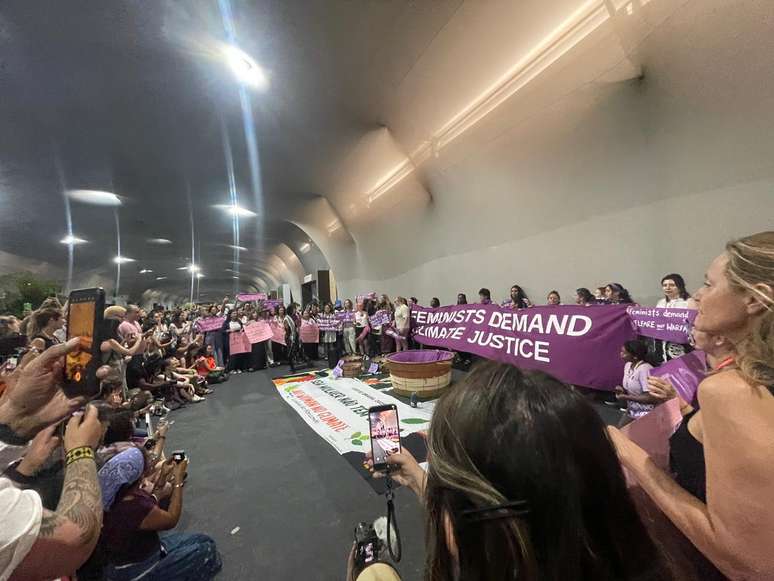 Manifestantes do Feminism Climate Justice fazem ato dentro da Blue Zone