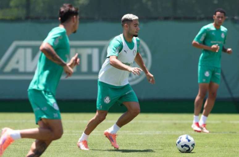 Raphael Veiga (à direita) deve começar como titular no sábado –