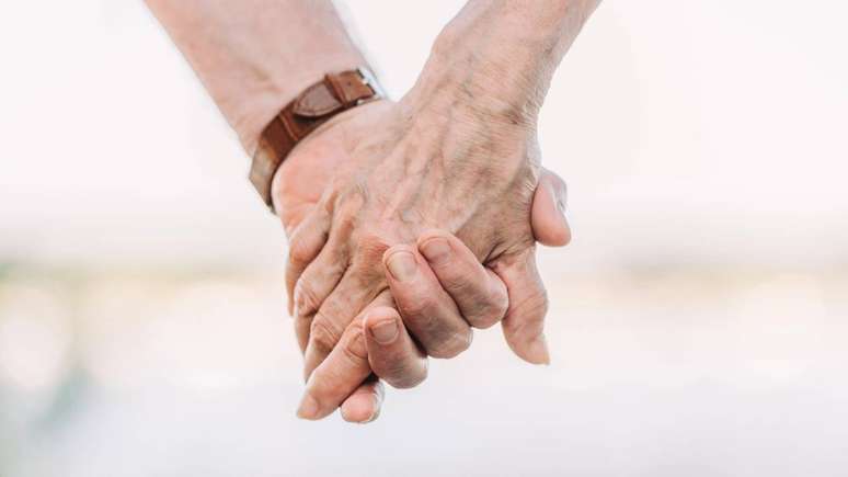 Já reparou que quando está passando por uma aflição e possui alguém amado ao seu lado, você procura segurar a mão dessa pessoa? Saiba porque