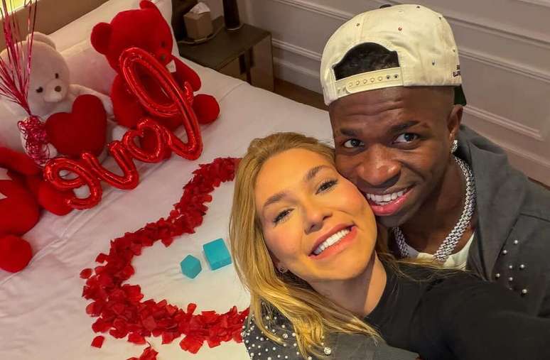 Casal assume romance –