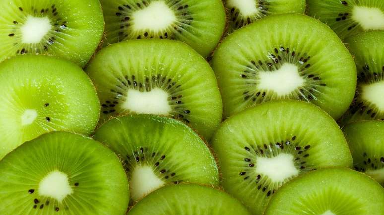Incorporar o kiwi &agrave; dieta di&aacute;ria &eacute; uma estrat&eacute;gia simples e eficaz para estimular a regularidade intestinal &ndash; depositphotos.com / Forewer