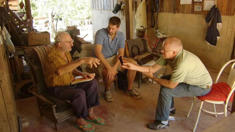 Altenhofen (na foto, à dir.) durante entrevista para o projeto Atlas Linguístico-Contatual das Minorias Alemãs na Bacia do Prata: Hunsrükisch (ALMA-H)