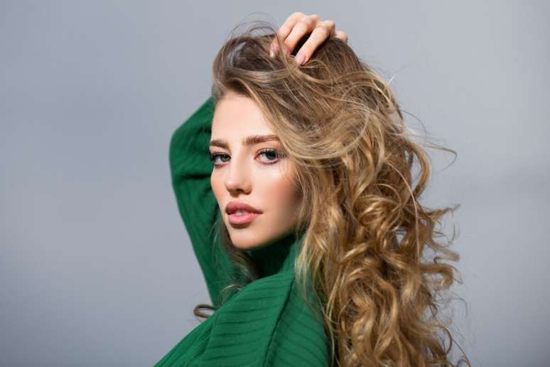 O loiro mel deixa o visual iluminado e elegante sem o efeito platinado pesado 