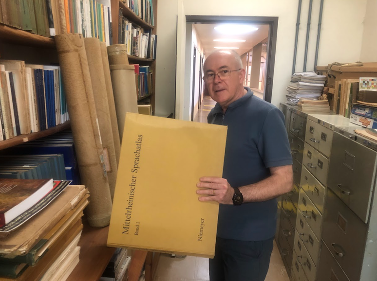 O professor da UFRGS Cleo Vilson Altenhofen guarda o maior acervo de hunsriqueano do mundo