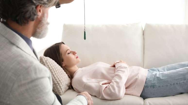 A hipnoterapia atua transformando padrões emocionais e comportamentais, promovendo mudanças reais e duradouras