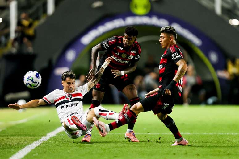 São Paulo e Flamengo empatam em jogo movimentado pelo Brasileirão. 