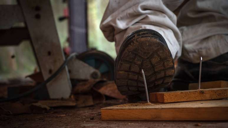 Utilizar calçados fechados e apropriados, especialmente em locais com materiais de construção ou depósito de objetos metálicos, pode evitar esses acidentes – depositphotos.com / Chonthicha