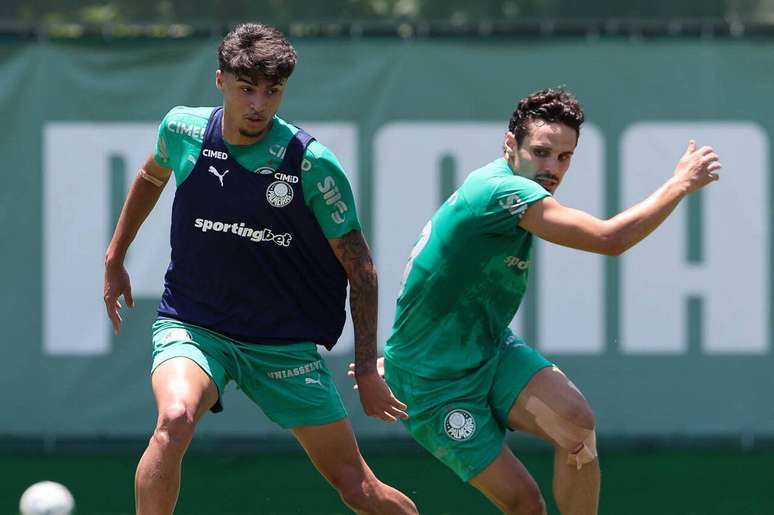 Raphael Veiga (à direita) deve começar como titular no sábado –