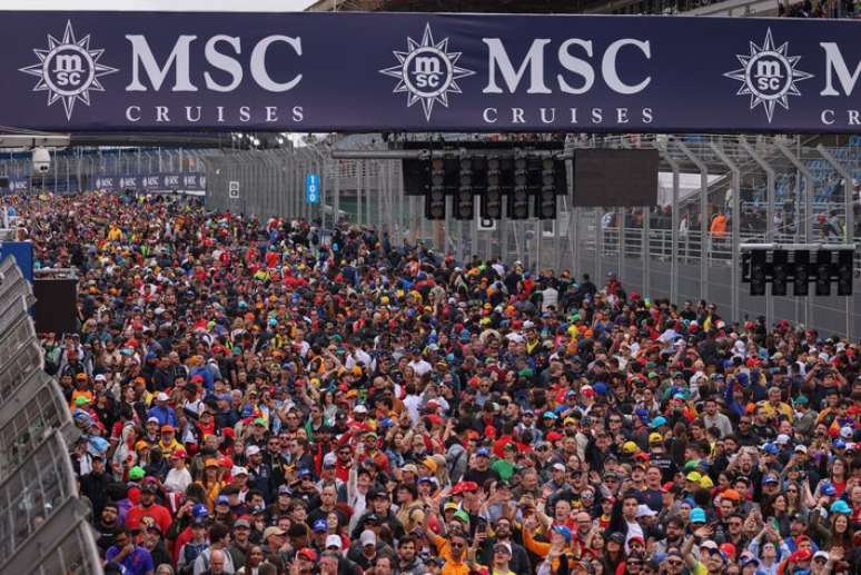 Torcedores invadem pista do autódromo José Carlos Pace (Interlagos) após Grande Prêmio de São Paulo em 2025.