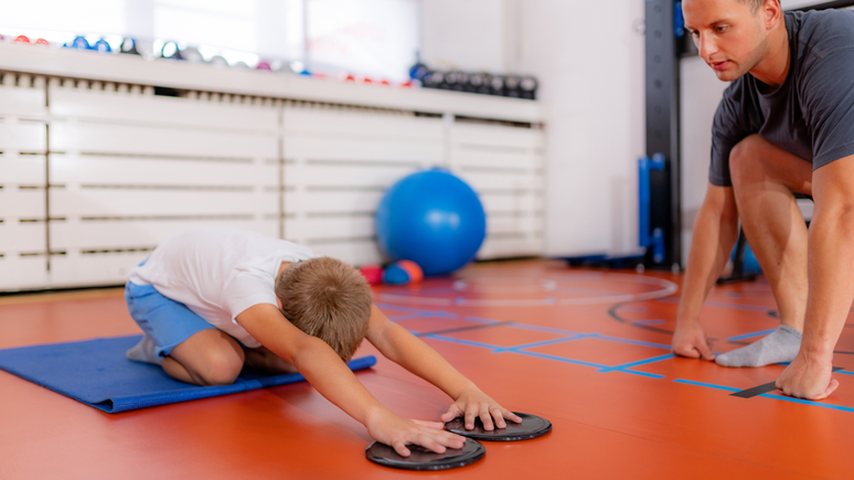 Segunda a Sociedade Brasileira de Pediatria, a academia na infância, com os devidos cuidados e supervisão, pode trazer benefícios ao corpo