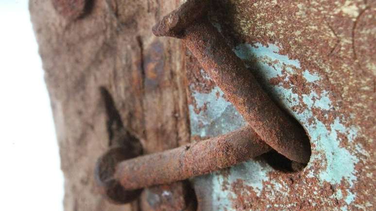 Pisar em um prego enferrujado é uma situação que exige atenção imediata para prevenir infecções e problemas mais graves – depositphotos.com / carlparconphotography