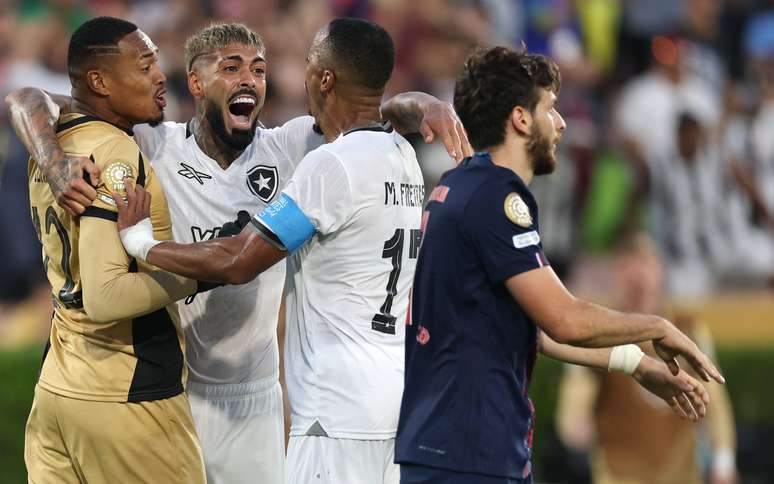 Barboza e Marlon Freitas comemorando a vitória histórica do Botafogo sobre o PSG 