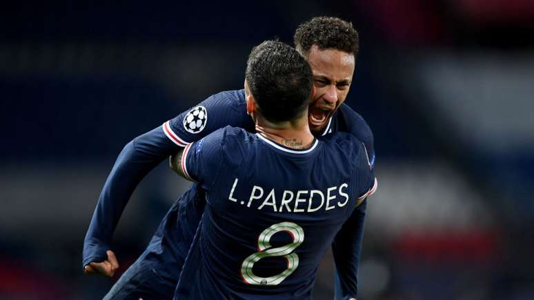 Neymar e Paredes se abraçando em época do PSG