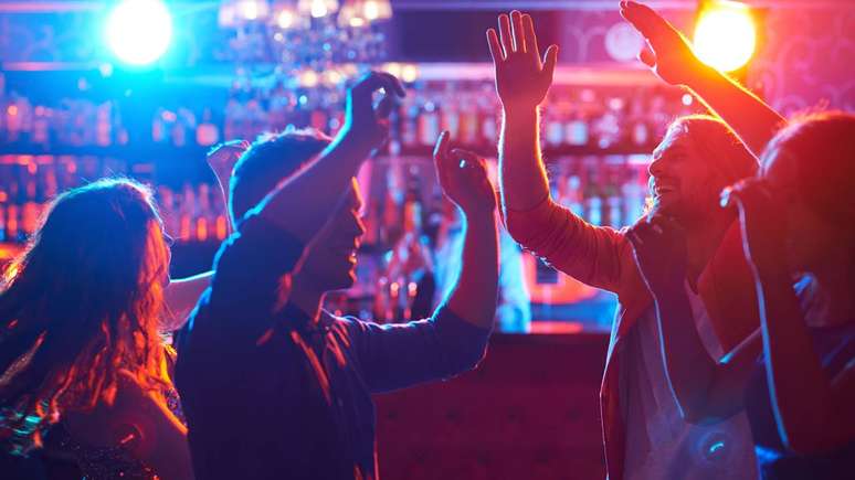 Pessoas dan&ccedil;ando alegremente &ndash;