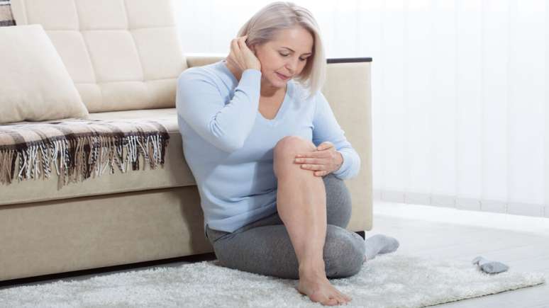 Inchaço recorrente no joelho pode indicar necessidade de ressonância para investigar a estrutura articular 