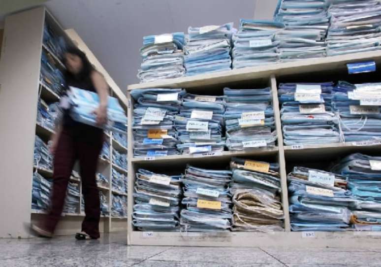 Pilha de documentos em cartório brasileiro.