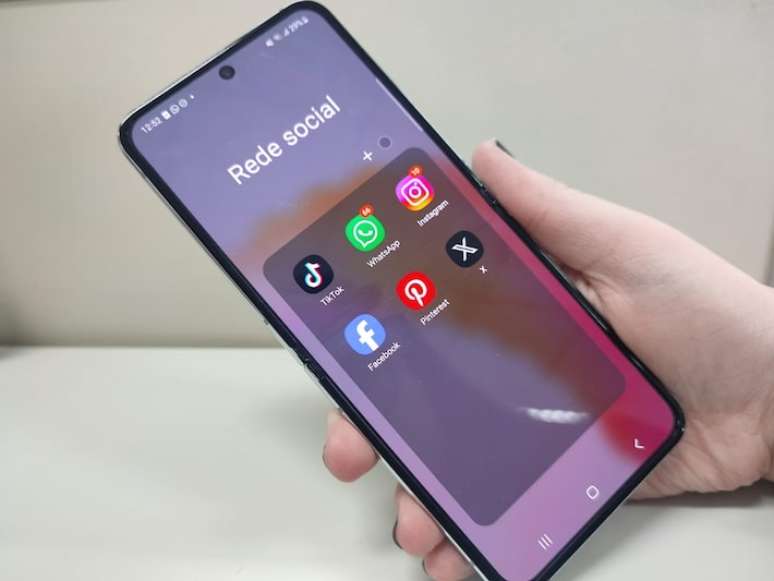 Pesquisas indicam que a exposição prolongada a redes sociais e ferramentas de IA está ligada à perda de foco, memória e capacidade de raciocínio