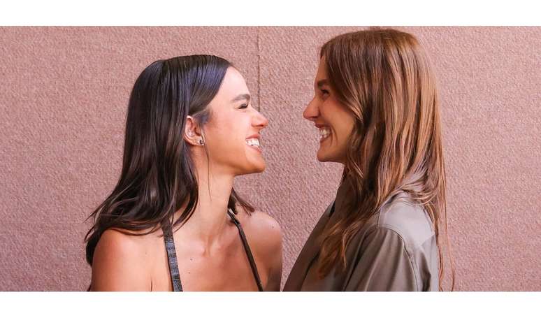 Prós e contras de ter amigos 'de baixa manutenção', segundo a psicologia: mais felicidade e menos estresse, mas com nuances.