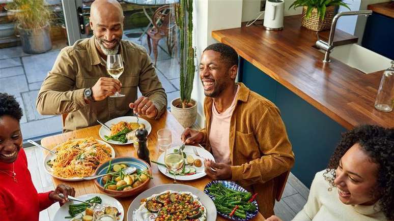 Comer com outras pessoas é uma forma de não comer demais por estresse