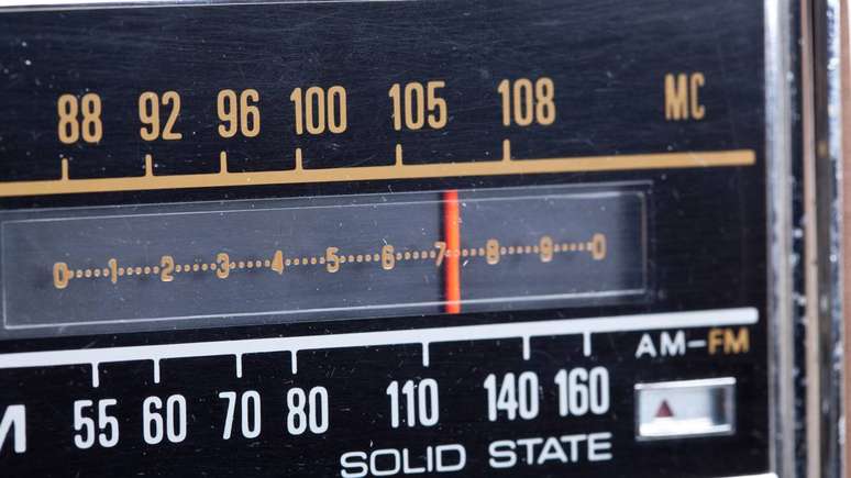 As emissoras de r&aacute;dio, tanto AM quanto FM, frequentemente s&atilde;o as primeiras a transmitir alertas para a popula&ccedil;&atilde;o, alcan&ccedil;ando locais onde sinais digitais n&atilde;o chegam com efici&ecirc;ncia &ndash; depositphotos.com / Qingwa