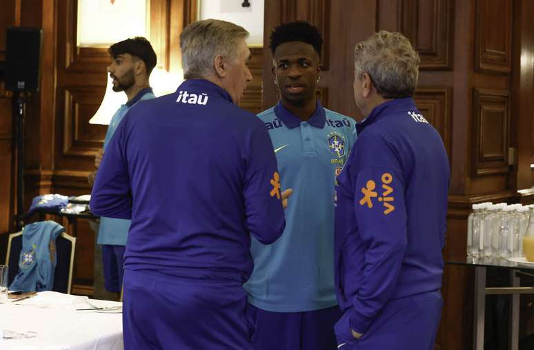 Vini Jr cumprimenta Ancelotti na chegada a Londres &ndash;