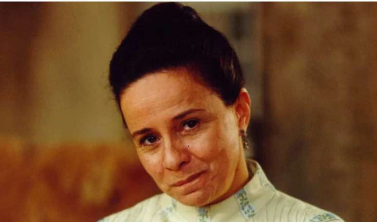 Maria do Socorro morre em 'Terra Nostra'? Débora Duarte quase saiu da hstóira, mas autor Benedito Ruy Babrosa percebeu alegria do público e a manteve na história.