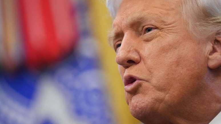 O presidente Donald Trump fala a jornalistas no Salão Oval da Casa Branca na segunda-feira (10/11)