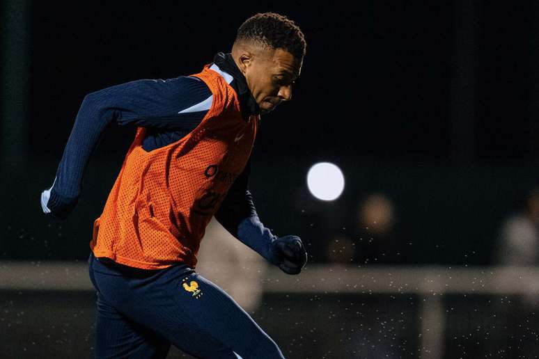 Mbapp&eacute; durante treinamento da Fran&ccedil;a &ndash;