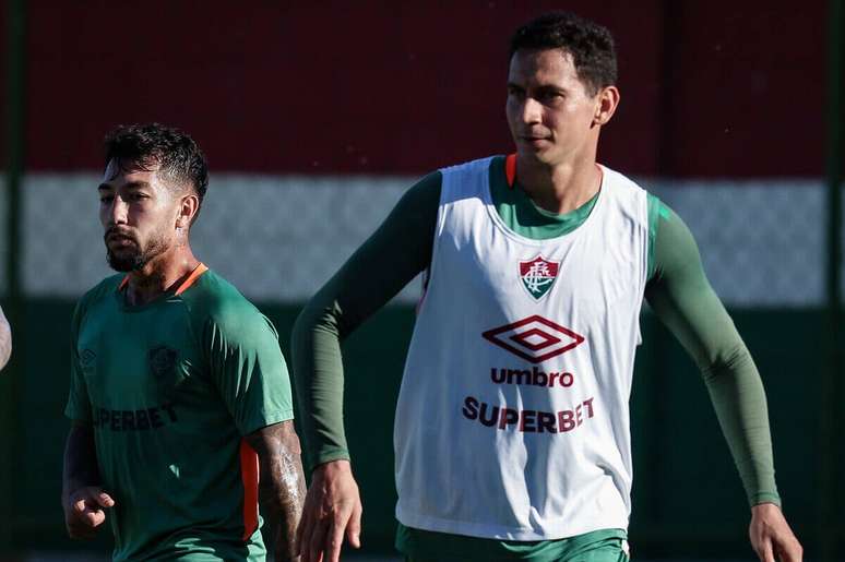 Ganso ao lado de Lucho Acosta em treino nesta quarta &ndash;