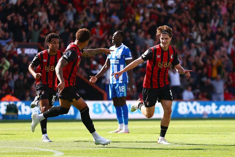 Alex Scott comemorando um gol pelo Bournemouth 