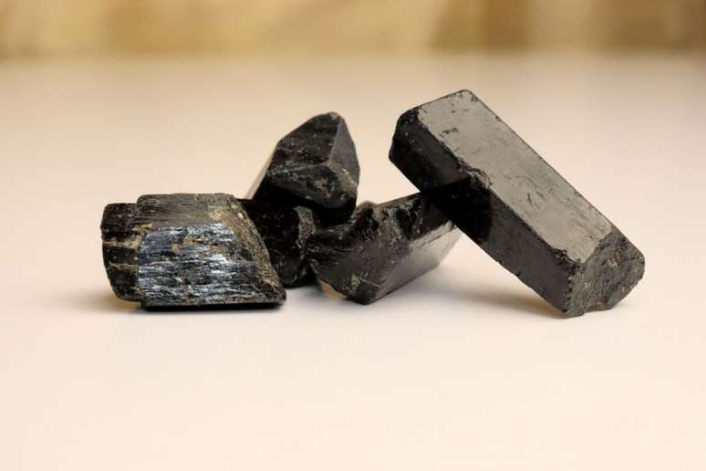 A turmalina negra ajuda potencializar a proteção oferecida pela planta comigo-ninguém-pode 