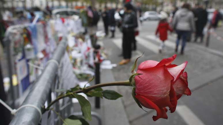 Homenagem às vítimas dos atentatos de Paris diante da casa de shows Bataclan, de Paris, um mês após após os ataques de 13 de novembro de 2015, que deixaram 130 mortos.