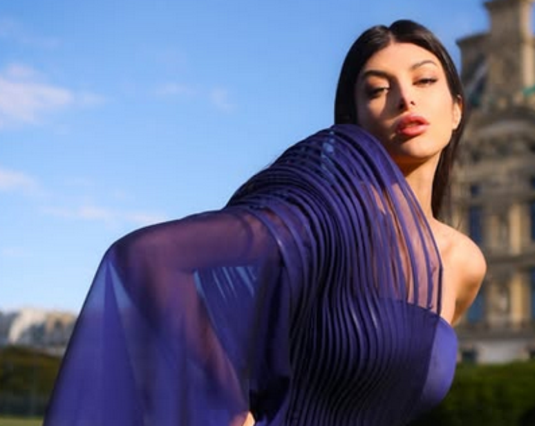 É a própria Anajú quem modela para as fotos da marca La Femme 368