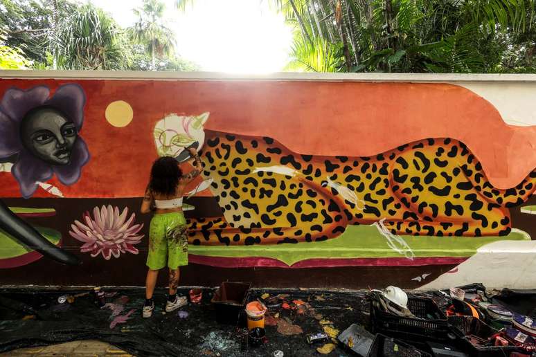 Do Ceará, Amanda Nunes mescla arte sacra, surrealismo e resistência. Ela deixou sua marca em Belém, ao lado de 19 artistas.