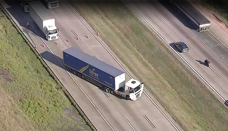 Caminhão é sequestrado e provoca interdição total no Rodoanel, diz TV Caminhão é sequestrado e provoca interdição total no Rodoanel, diz TV