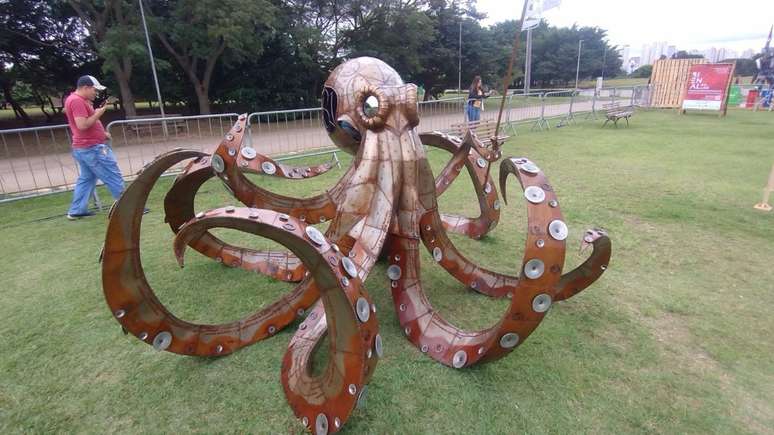 Polvo de Cláudio Calvo na Bienal do Lixo, em São Paulo, uma das peças que mais chamaram a atenção.