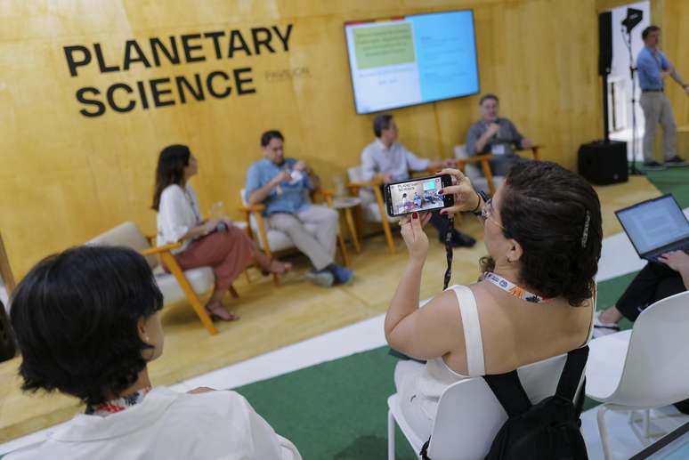 Painel "Solu&ccedil;&otilde;es Baseadas na Natureza", no Pavilh&atilde;o de Ci&ecirc;ncia Planet&aacute;ria da COP30, mediado por Marina Daineze, VP de Comunica&ccedil;&atilde;o e Sustentabilidade da Vivo